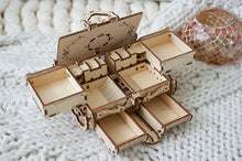 Laden Sie das Bild in den Galerie-Viewer, ANTIKE SCHATZKISTE