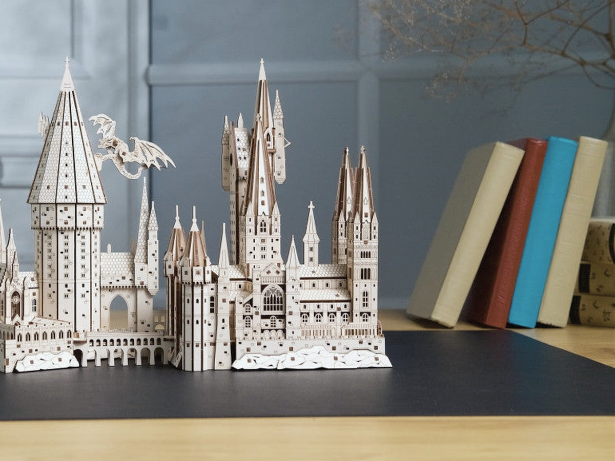 Schloss Hogwarts aus Holz auf einer Ablage vor blauer Wand