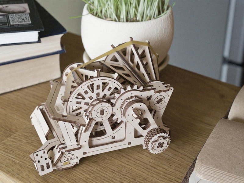 Variomatic-Getriebe aus Holz auf einem Holztisch neben Büchern
