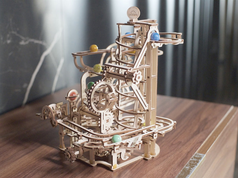 Murmelbahn mit Spiralaufzug aus Holz auf einem Nussbaumtisch