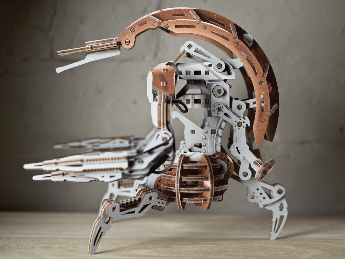 Droideka aus Holz auf einem Holztisch vor Betonwand