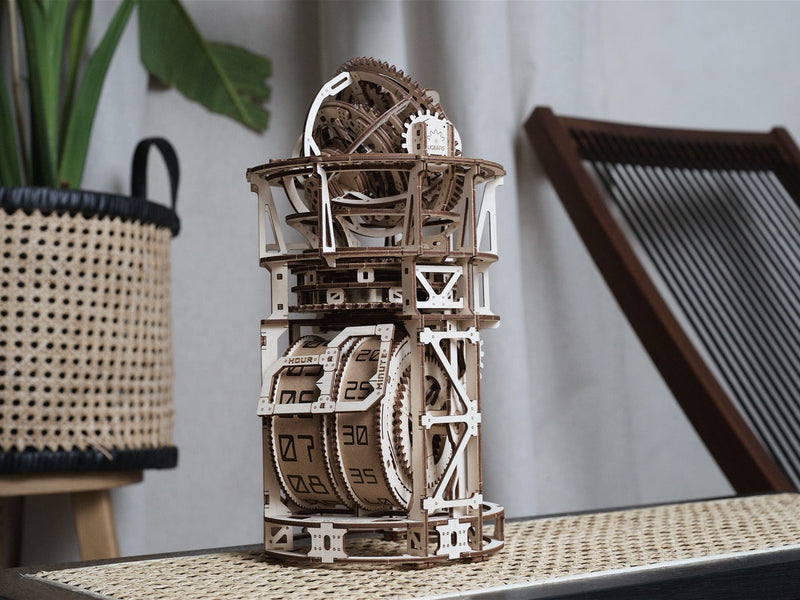 Tourbillon-Tischuhr aus Holz auf einem Rattanhocker
