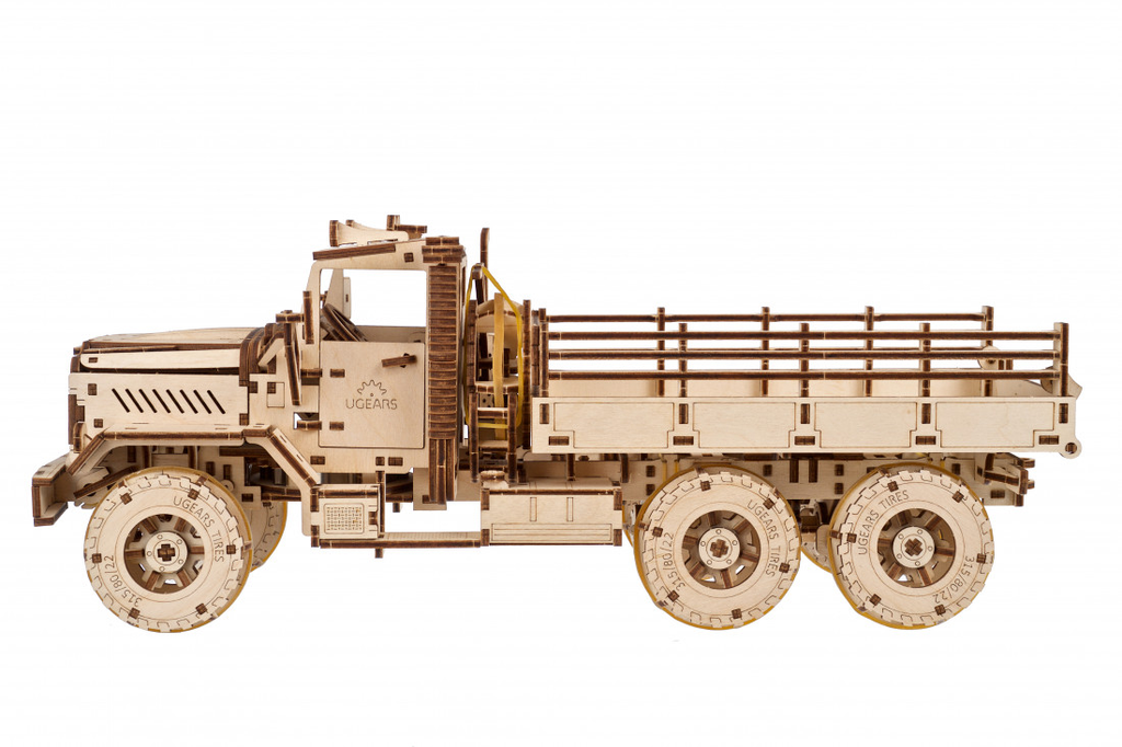 Cargo Truck aus Holz mit drei Achsen und Ladefläche