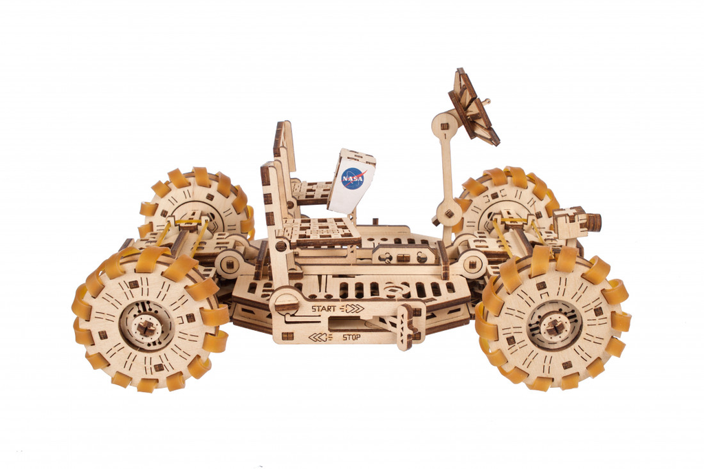 Mondrover der NASA aus Holz mit Antenne und vier Rädern