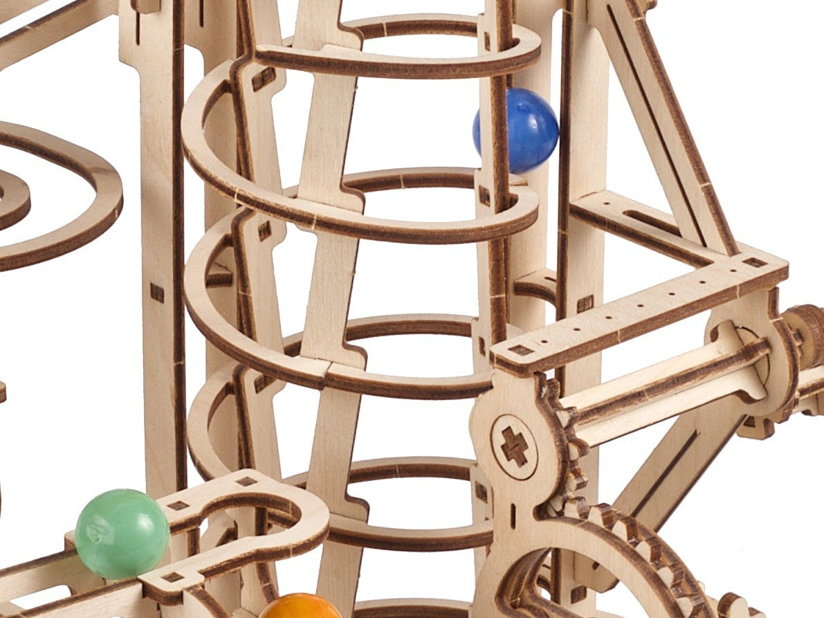 Murmelbahn mit Spiralaufzug – Detailaufnahme