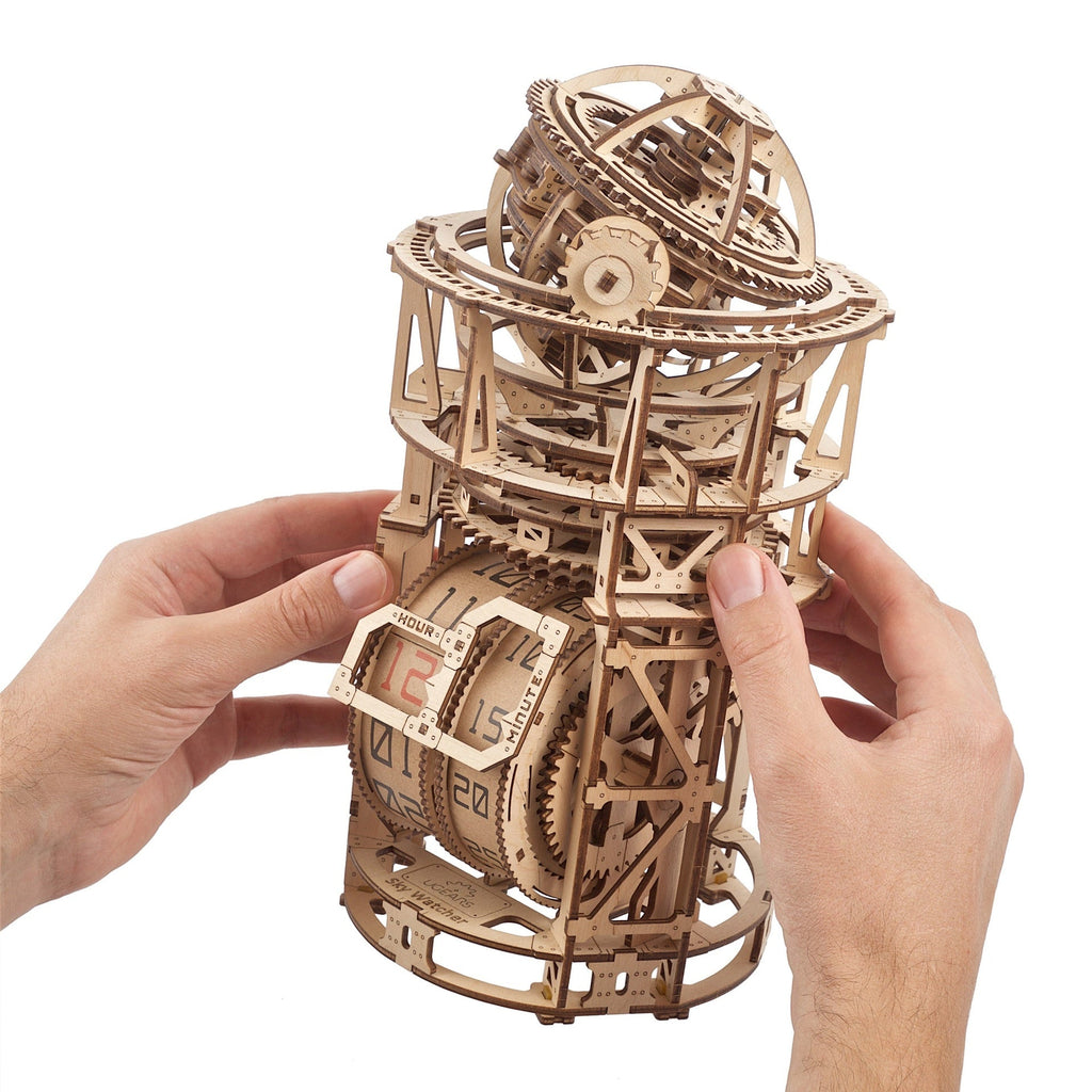 Tourbillon-Tischuhr Sternengucker – in der Hand