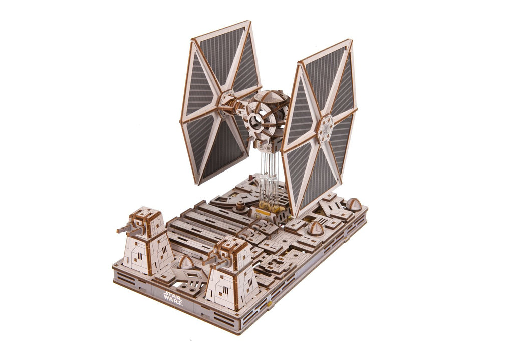 TIE Fighter aus Holz auf Ständer mit Basis