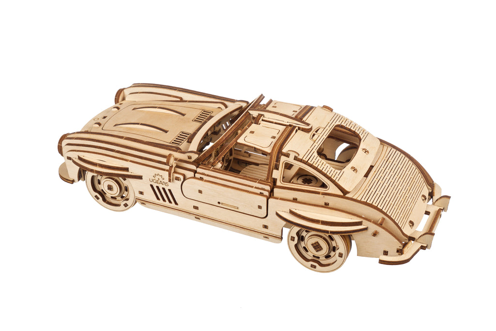 Flügeltüren Sportcoupé aus Holz mit geöffneten Türen