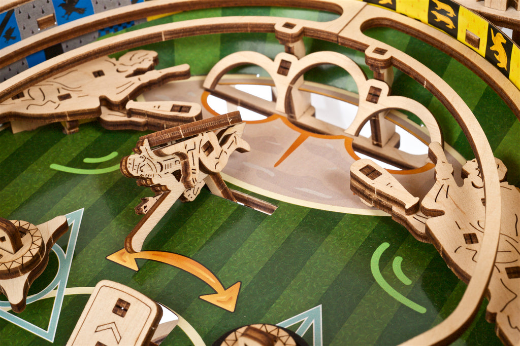 Quidditch Flipper aus Holz, Spielfeld mit Schläger in Nahaufnahme