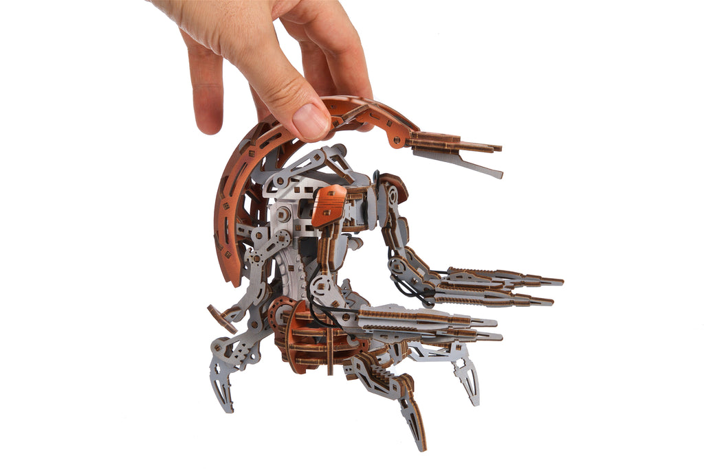 Hand hält die Droideka aus Holz
