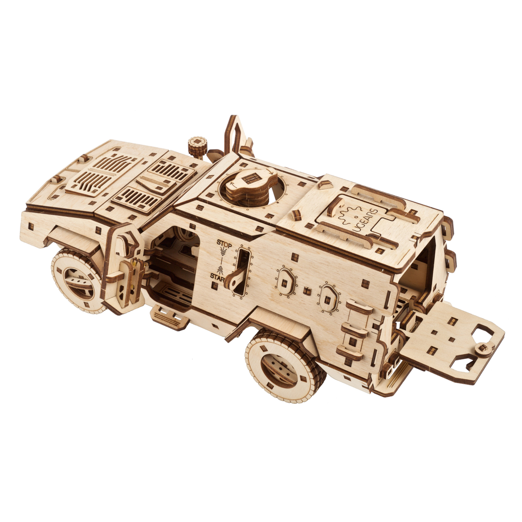 Combat Vehicle aus Holz, Geländefahrzeug mit geöffneter Heckklappe