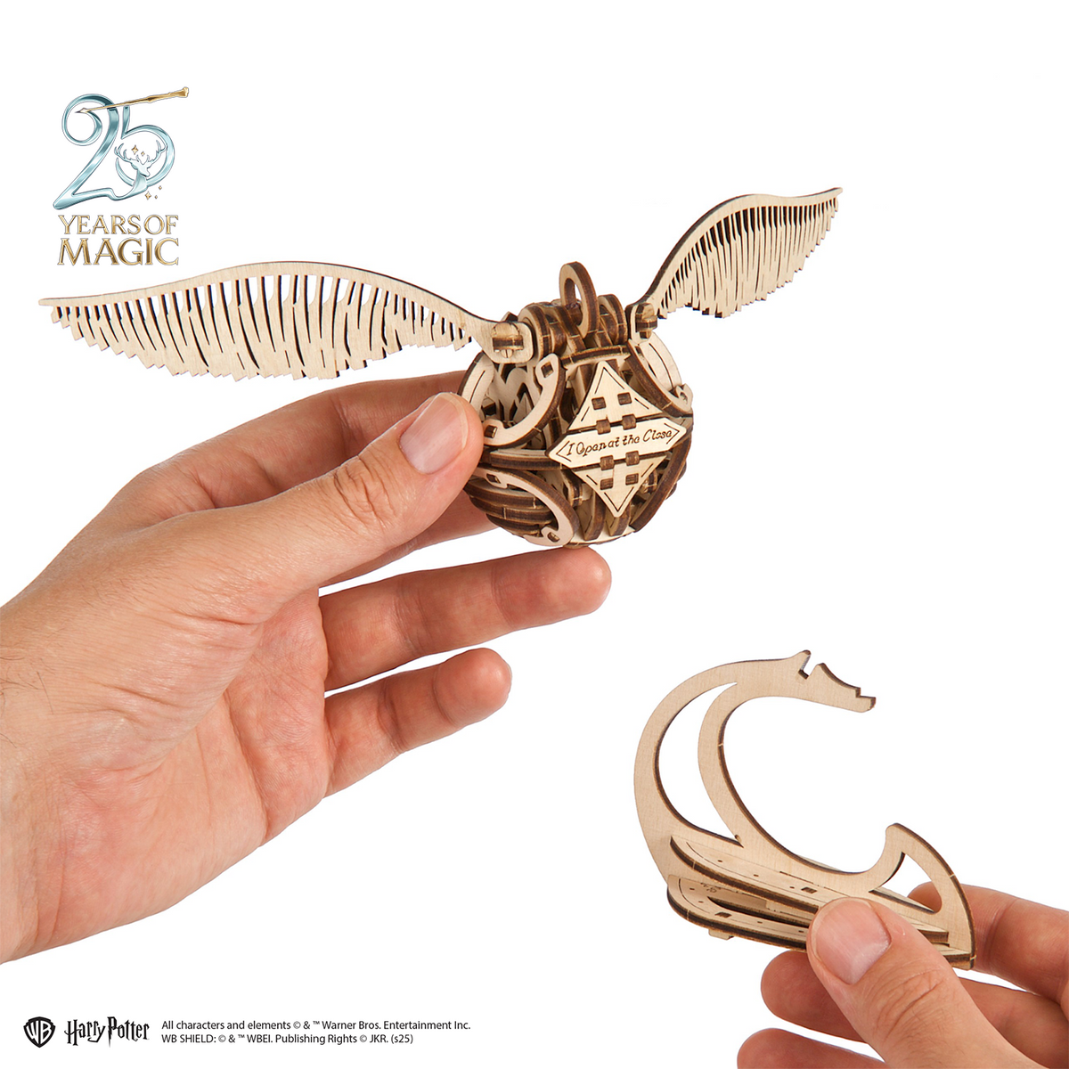 Modellbausatz Goldener Schnatz™ – in der Hand