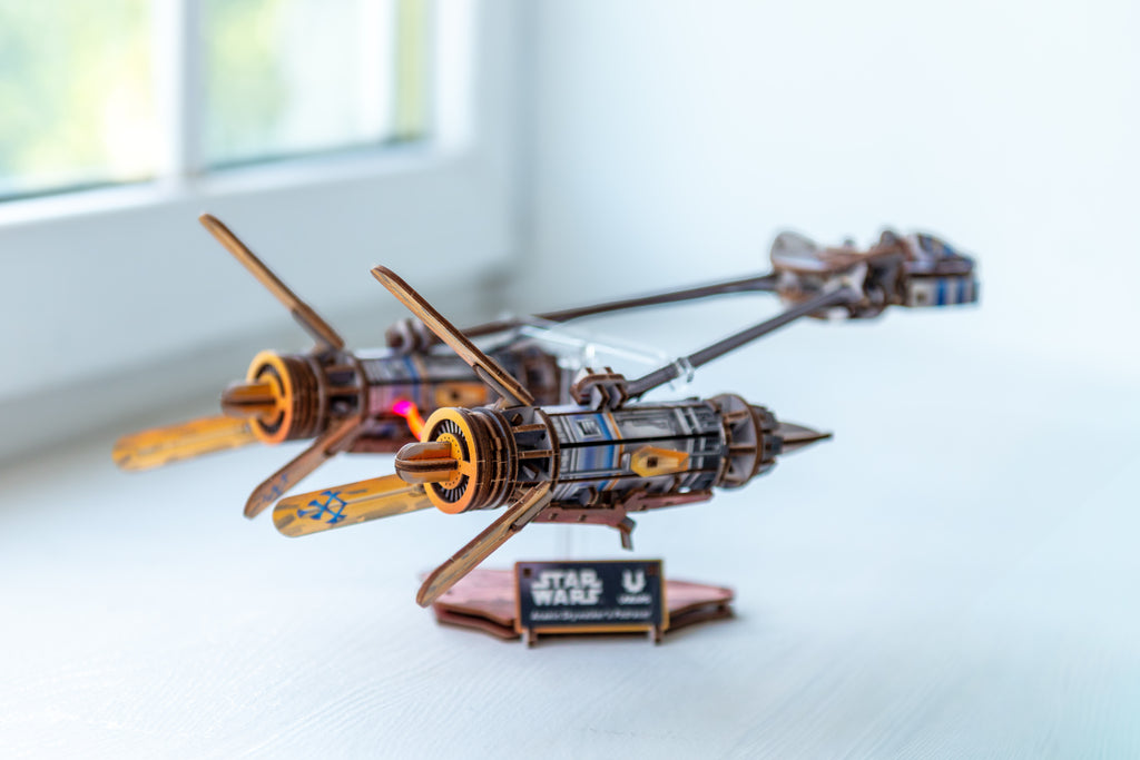 Anakin Skywalkers Podracer aus Holz auf einem hellen Tisch