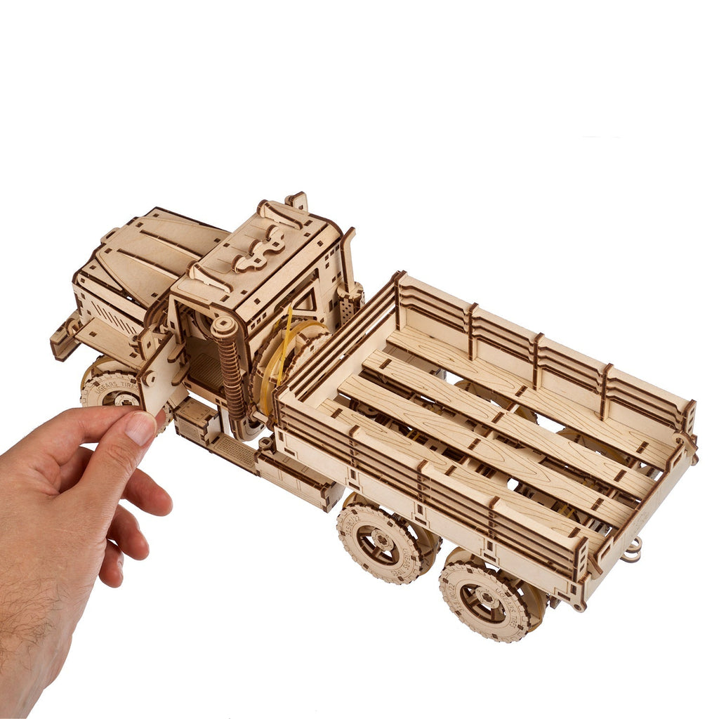 Cargo Truck – in der Hand