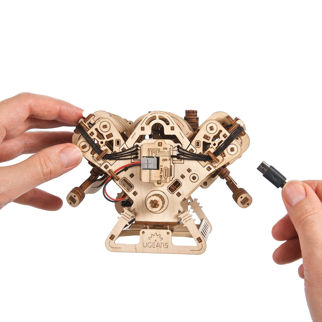 V8-Motor – in der Hand
