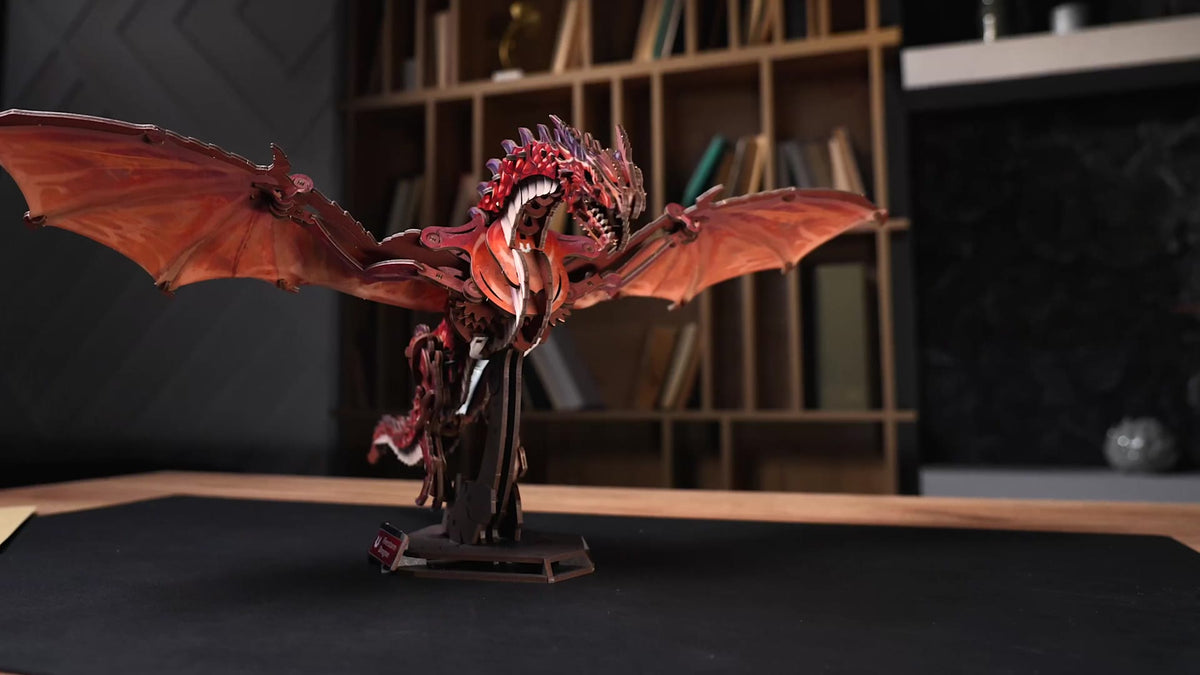 Mechanischer Holzdrache mit ausgebreiteten Flügeln