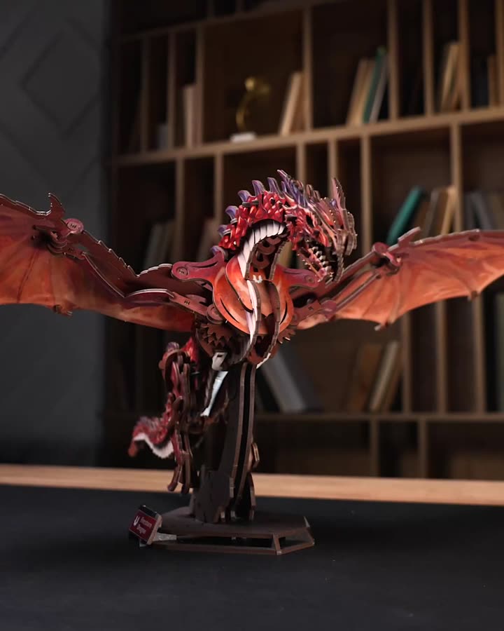 Mechanischer Holzdrache mit ausgebreiteten Flügeln