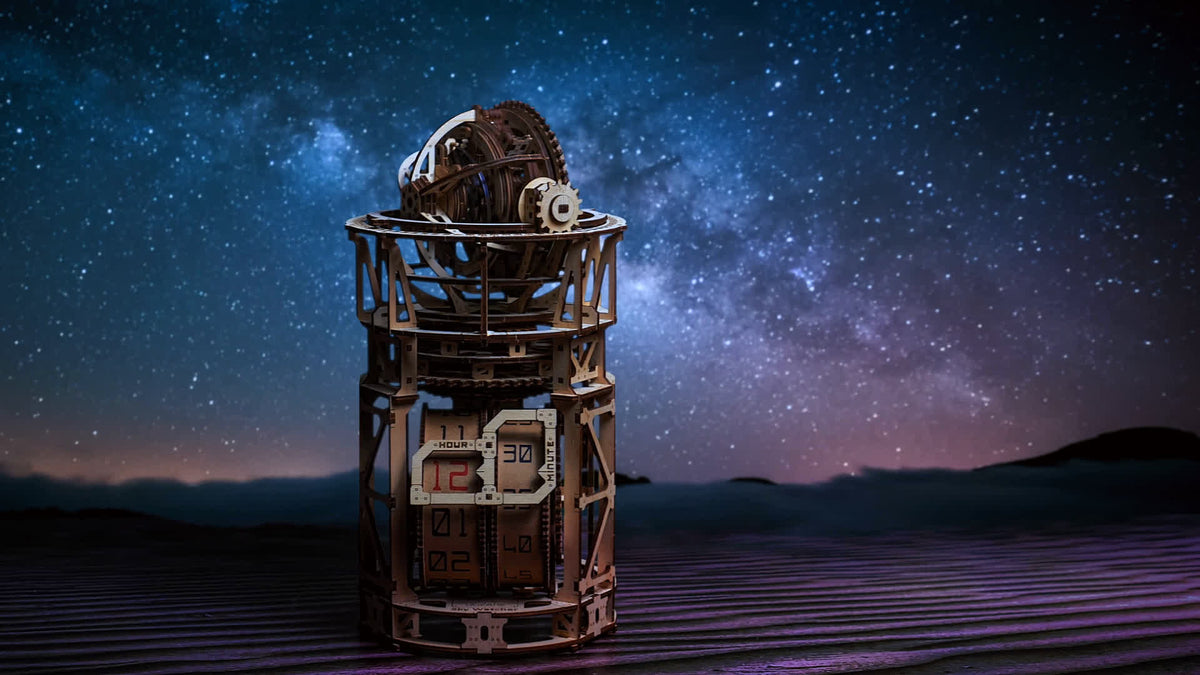 Mechanische Tourbillon-Tischuhr aus Holz vor dem Sternenhimmel