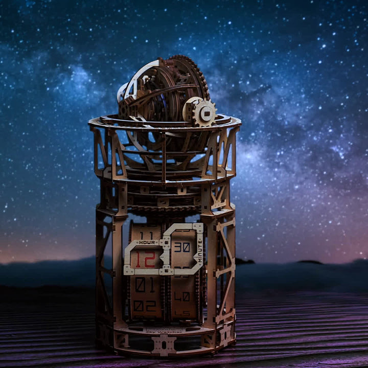 Mechanische Tourbillon-Tischuhr aus Holz vor dem Sternenhimmel