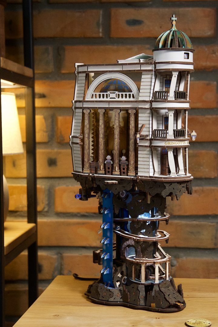 Gringotts Bank Murmelbahn aus Holz mit beleuchtetem Aufzug vor einer Ziegelwand