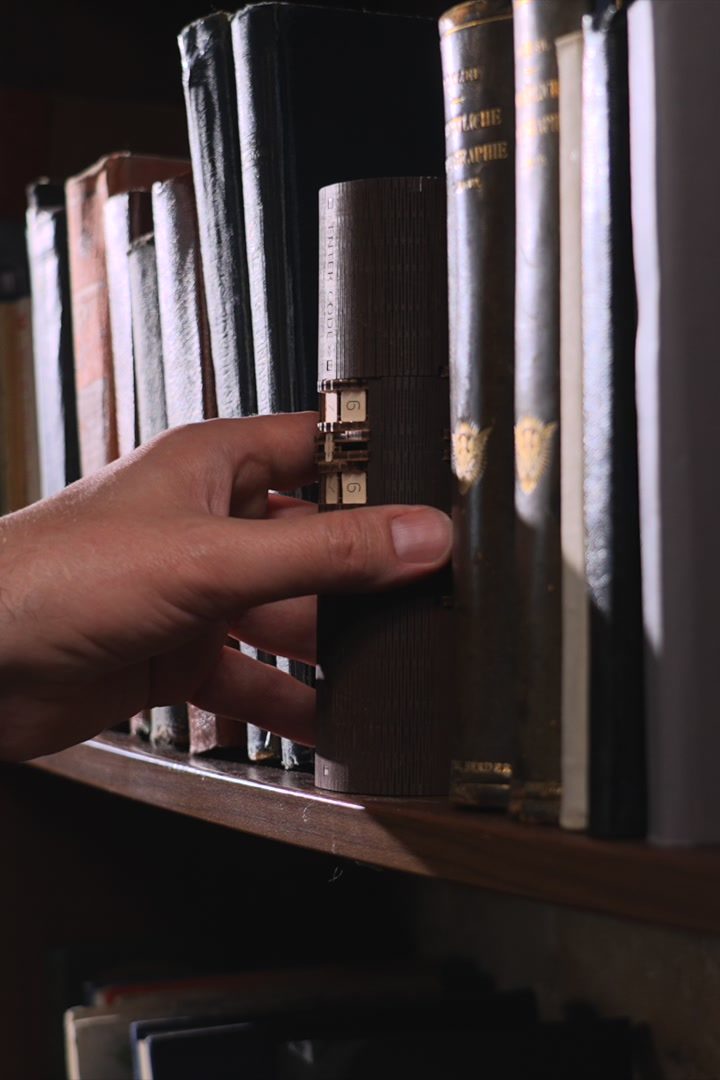 Hand zieht das Buch der Geheimnisse aus dem Bücherregal