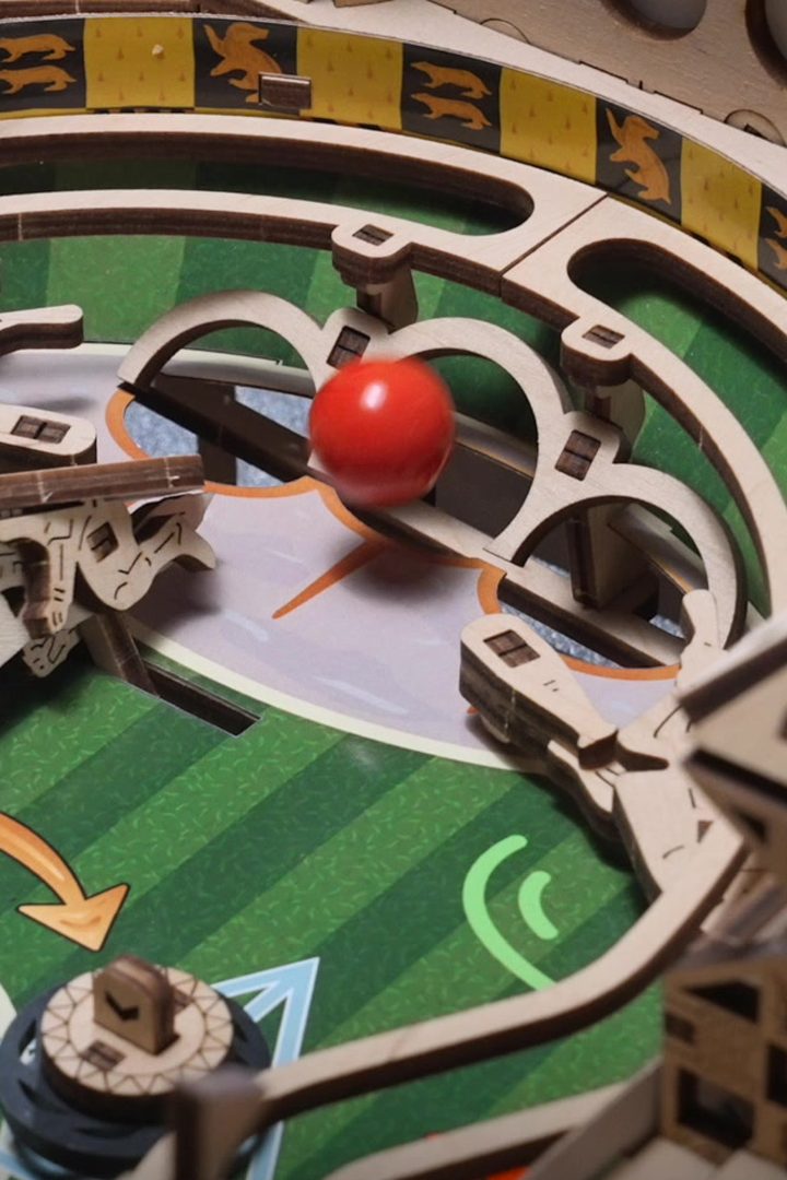 Roter Ball auf dem Spielfeld des Quidditch Flippers aus Holz