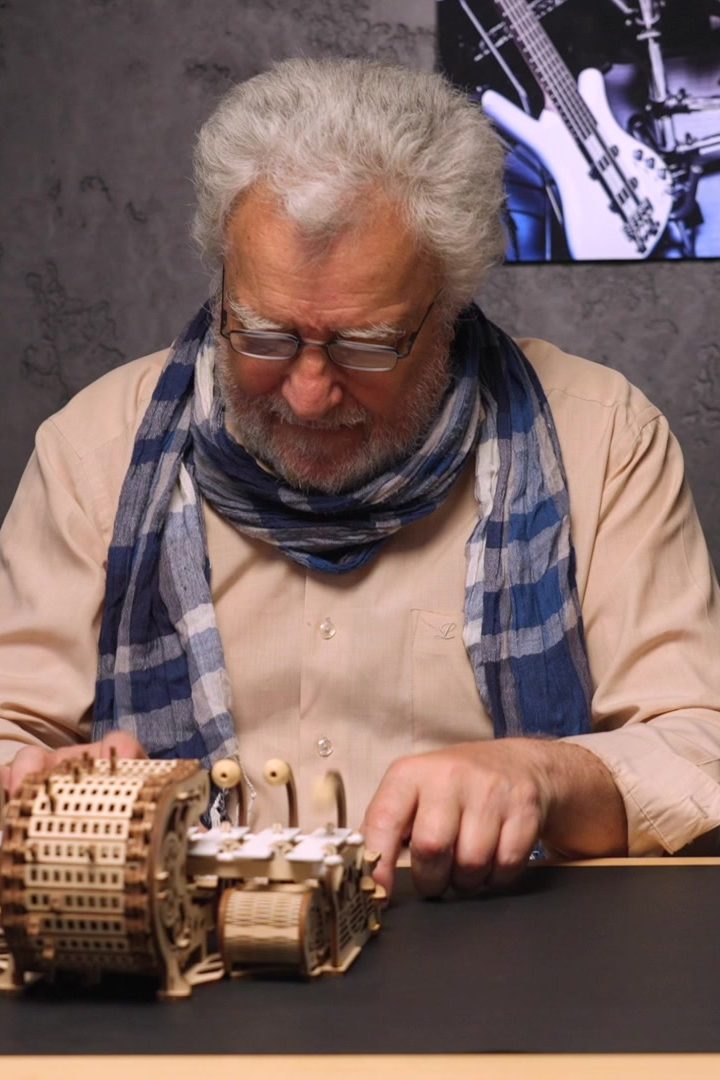 Älterer Mann spielt auf der selbst gebauten Mechanischen Celesta