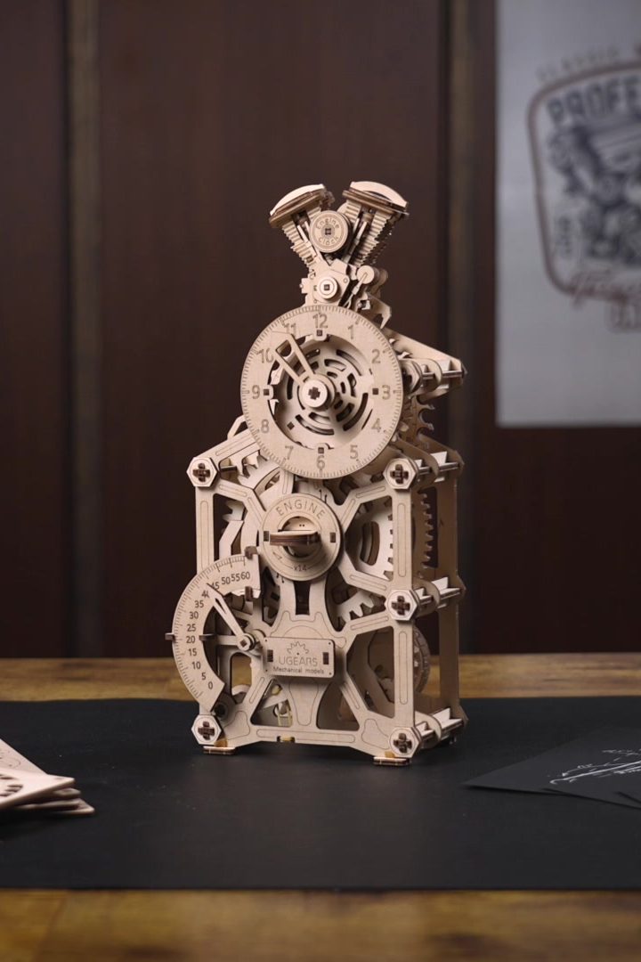 Motoren-Uhr aus Holz auf einem Schreibtisch