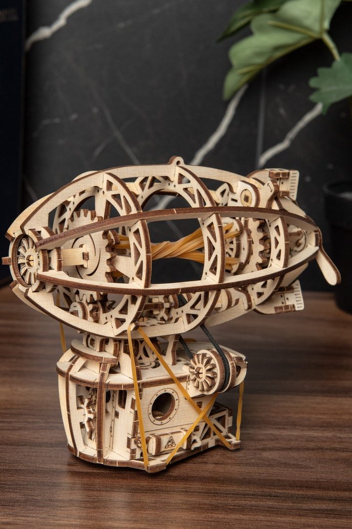 Kleines Steampunk-Luftschiff aus Holz auf einem Tisch