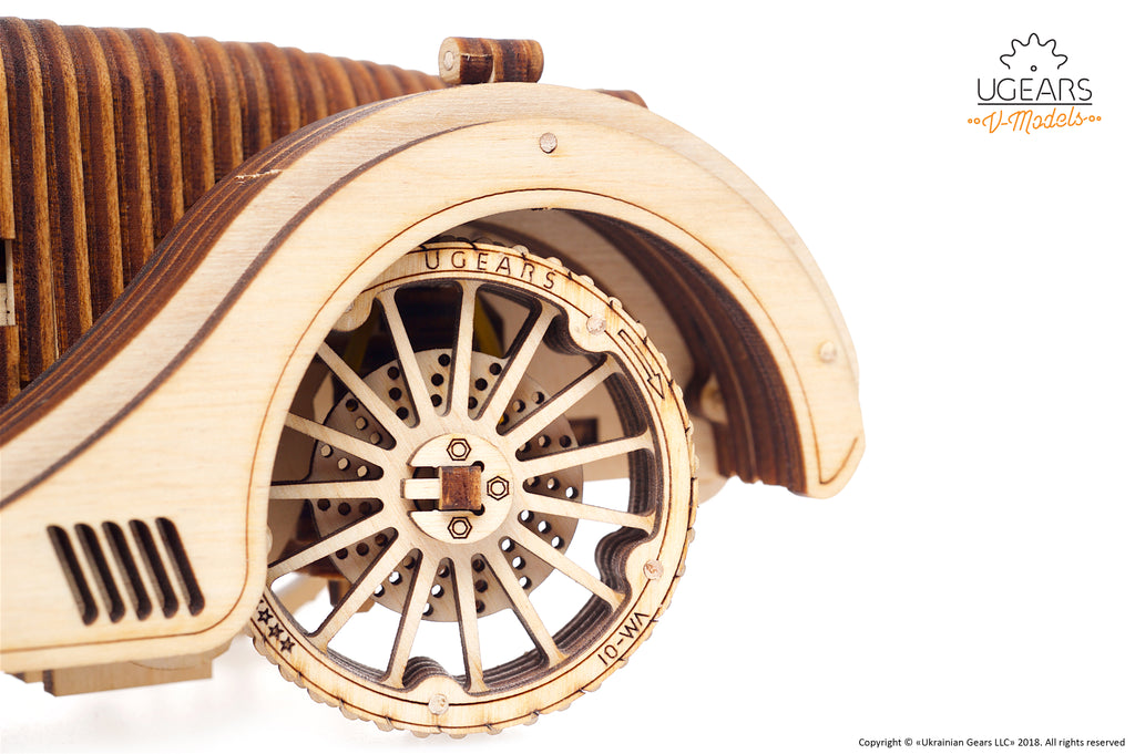 Wooden Roadster VM-01, close-up of spoked wheel and fender