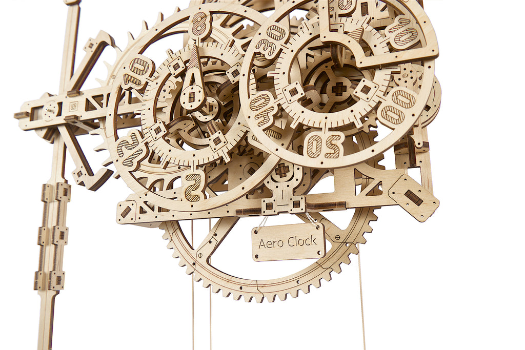 Aero-Uhr aus Holz, Zifferblatt und Zahnräder in Nahaufnahme