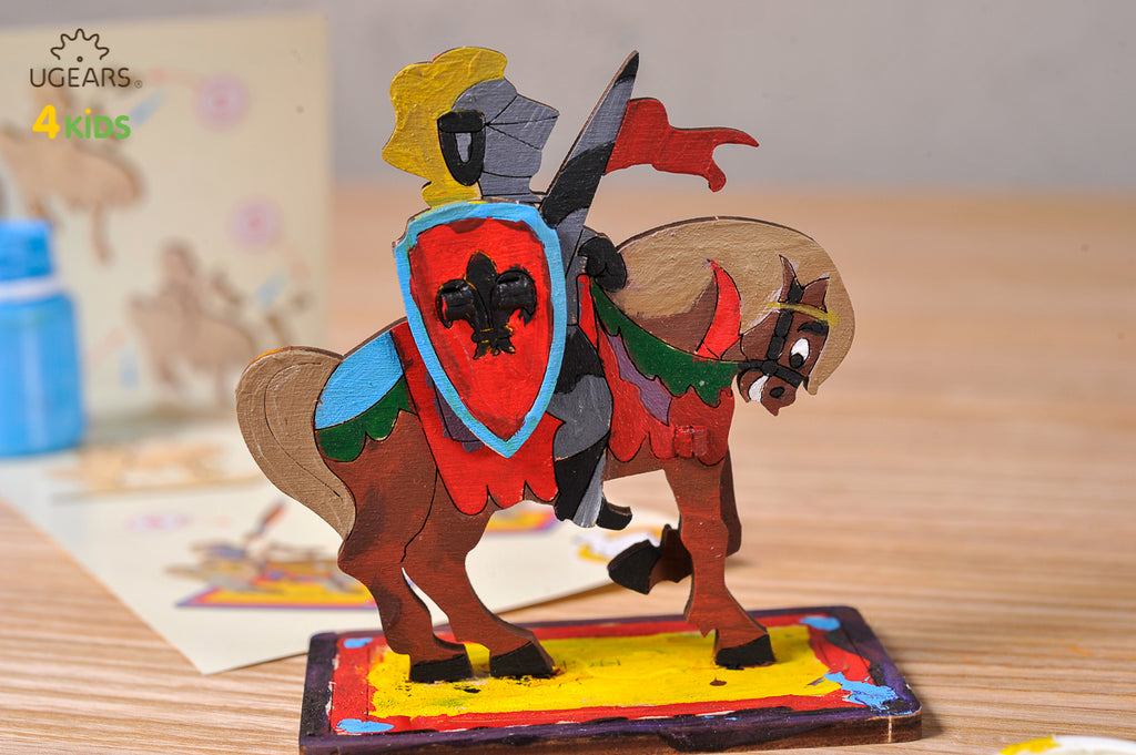 Ritter auf Pferd aus Holz, bunt bemalt