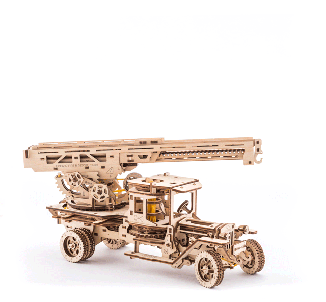 Feuerwehr-Drehleiter aus Holz, aufgebautes Modell mit Leiter