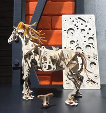 Laden Sie das Bild in den Galerie-Viewer, MECHANISCHES PFERD
