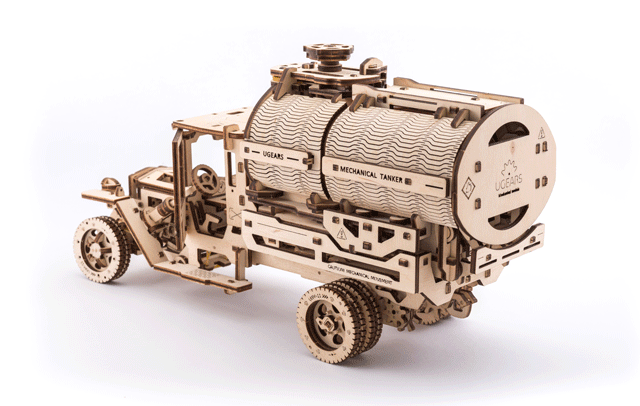 LKW-Tankwagen aus Holz, aufgebautes Modell, schräg von vorn